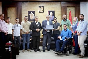 محافظ طولكرم يقدم جهاز حاسوب دعما لمشروع دايموند